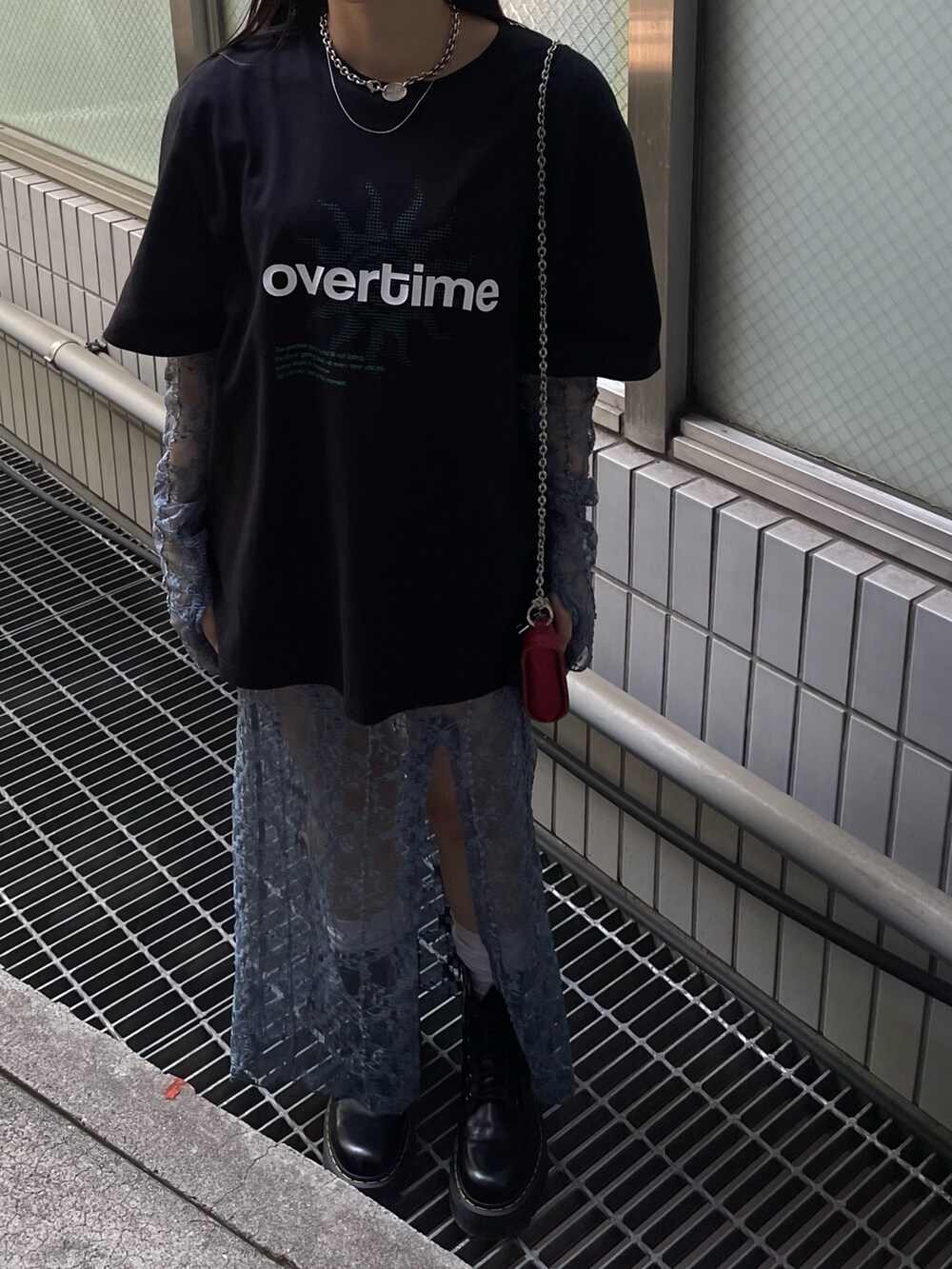 ブルー系のワンピース、ブラック系のTシャツ/カットソー、レッド系のショルダーバッグを着用したレディースの夏コーディネートの3枚目の写真