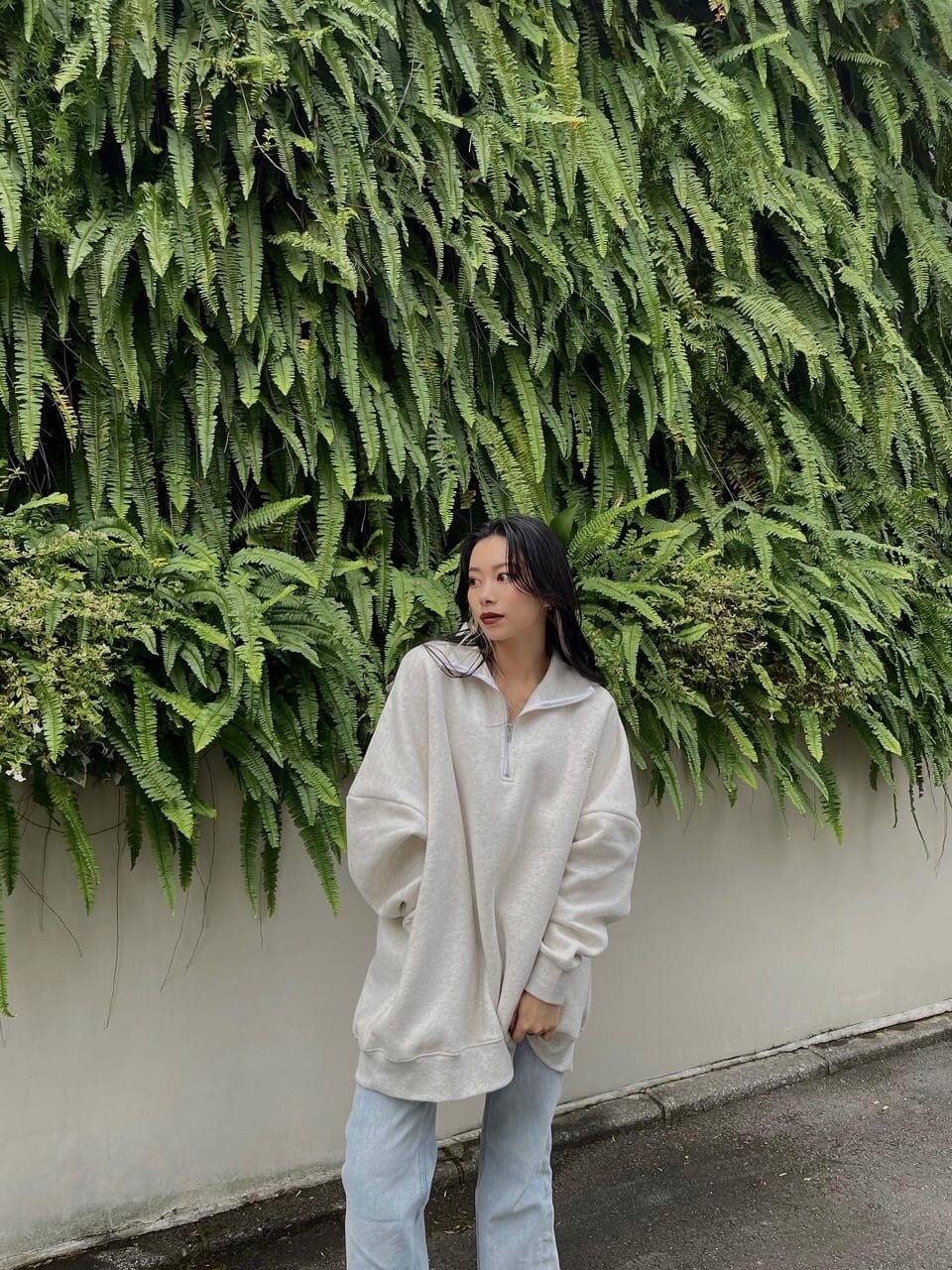 ホワイト系のスウェットを着用したレディースの秋コーディネートの5枚目の写真