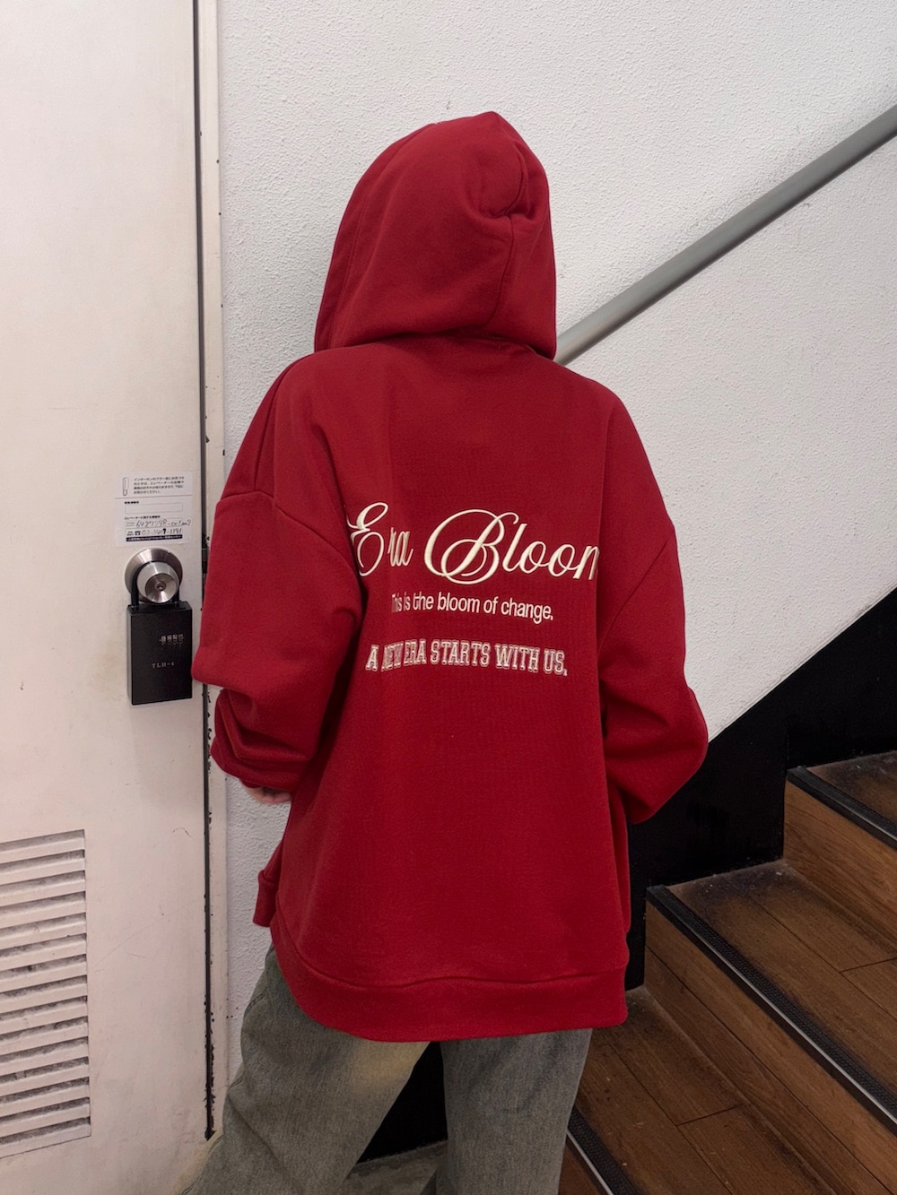 レッド系のパーカーを着用したレディースの夏コーディネートの4枚目の写真