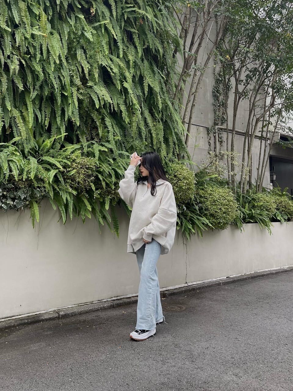 ホワイト系のスウェットを着用したレディースの秋コーディネートの2枚目の写真