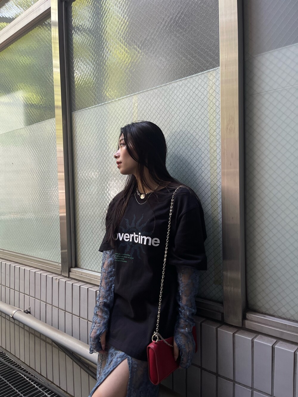 ブルー系のワンピース、ブラック系のTシャツ/カットソー、レッド系のショルダーバッグを着用したレディースの夏コーディネートの2枚目の写真