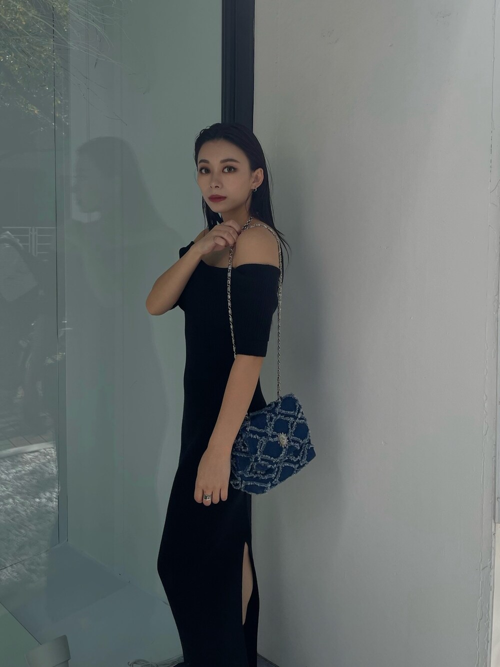 ブラック系のワンピース、ブルー系のショルダーバッグを着用したレディースの秋コーディネートの3枚目の写真