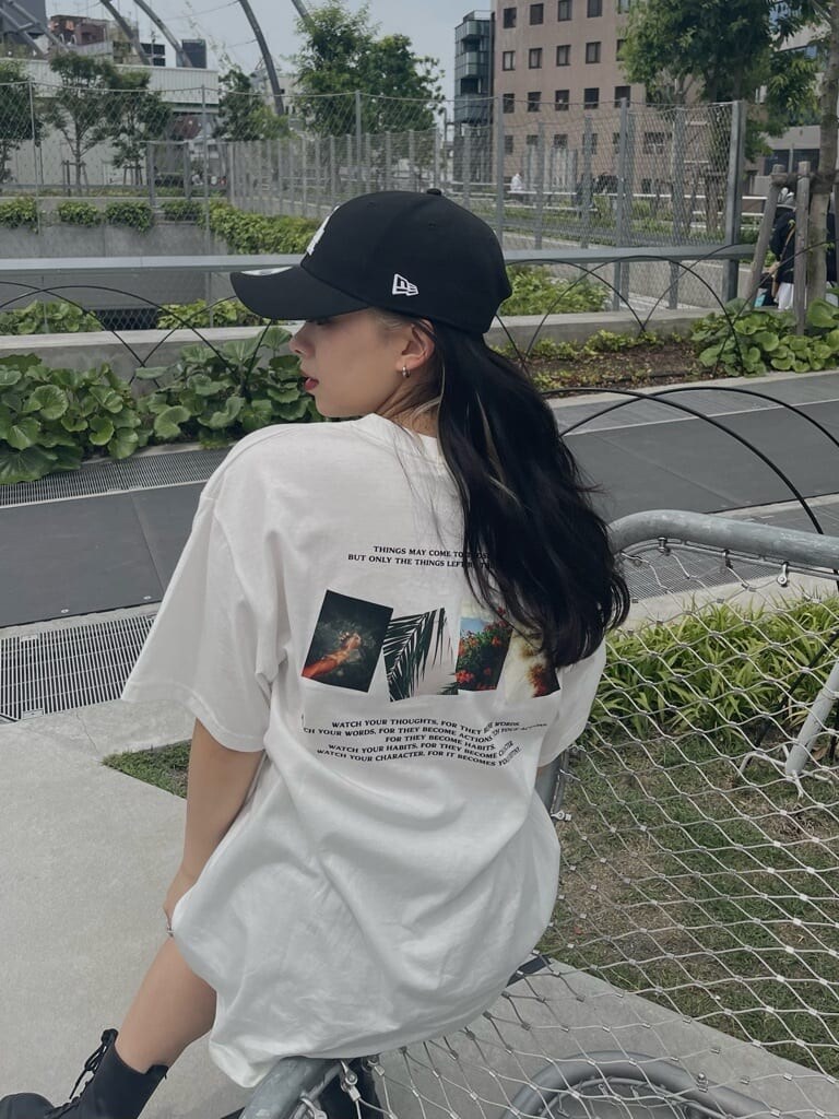 ブラック系のブーツ、ホワイト系のTシャツ/カットソーを着用したレディースの夏コーディネートの4枚目の写真