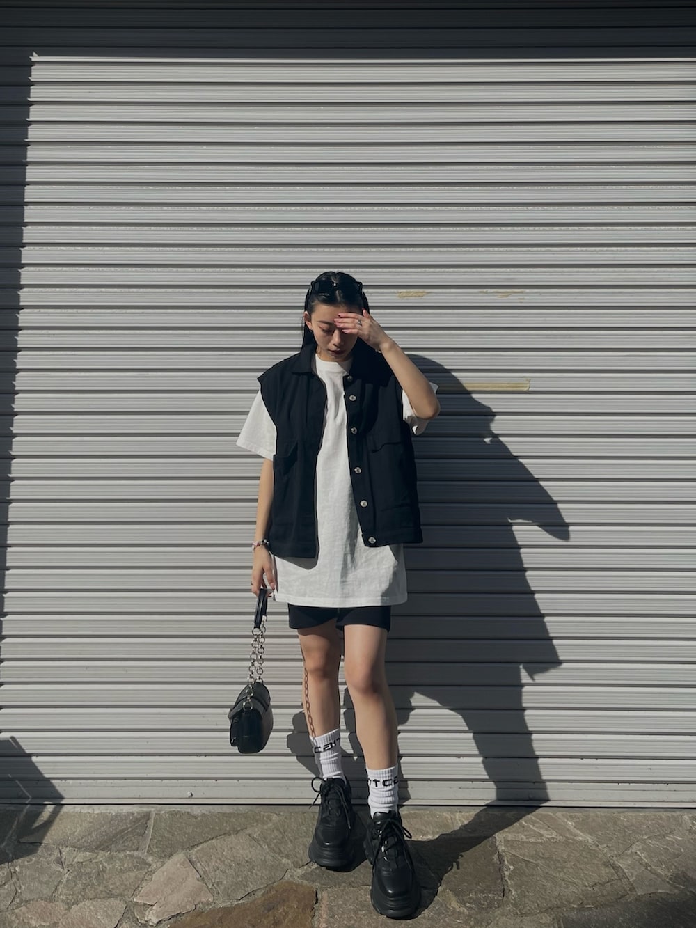 ホワイト系のTシャツ/カットソー、ブラック系のその他パンツ、ブラック系のスニーカーを着用したレディースの春コーディネートの4枚目の写真