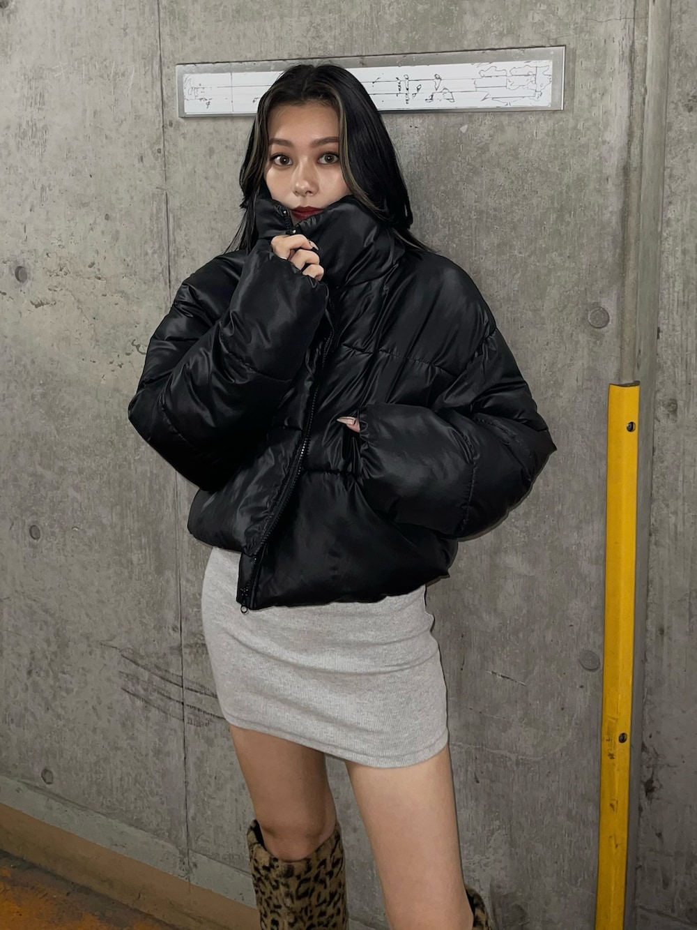 ブラック系のブルゾン、グレー系のワンピース、その他のブーツを着用したレディースの秋コーディネートの4枚目の写真