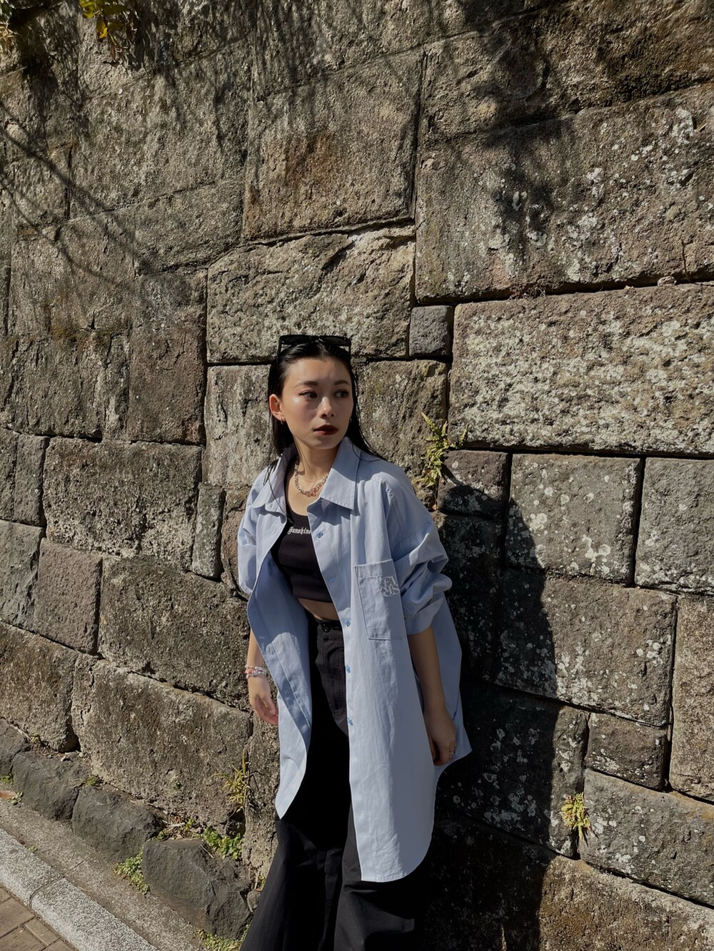 ブラック系のタンクトップ、ブルー系のシャツ/ブラウス、ブラック系のカーゴパンツを着用したレディースの春コーディネートの3枚目の写真