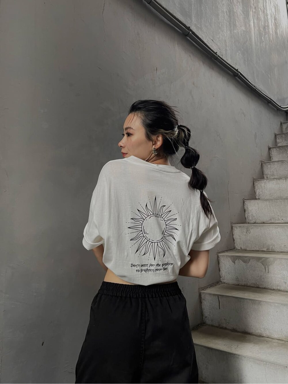 ブラック系のショルダーバッグ、ホワイト系のTシャツ/カットソーを着用したレディースの春コーディネートの2枚目の写真