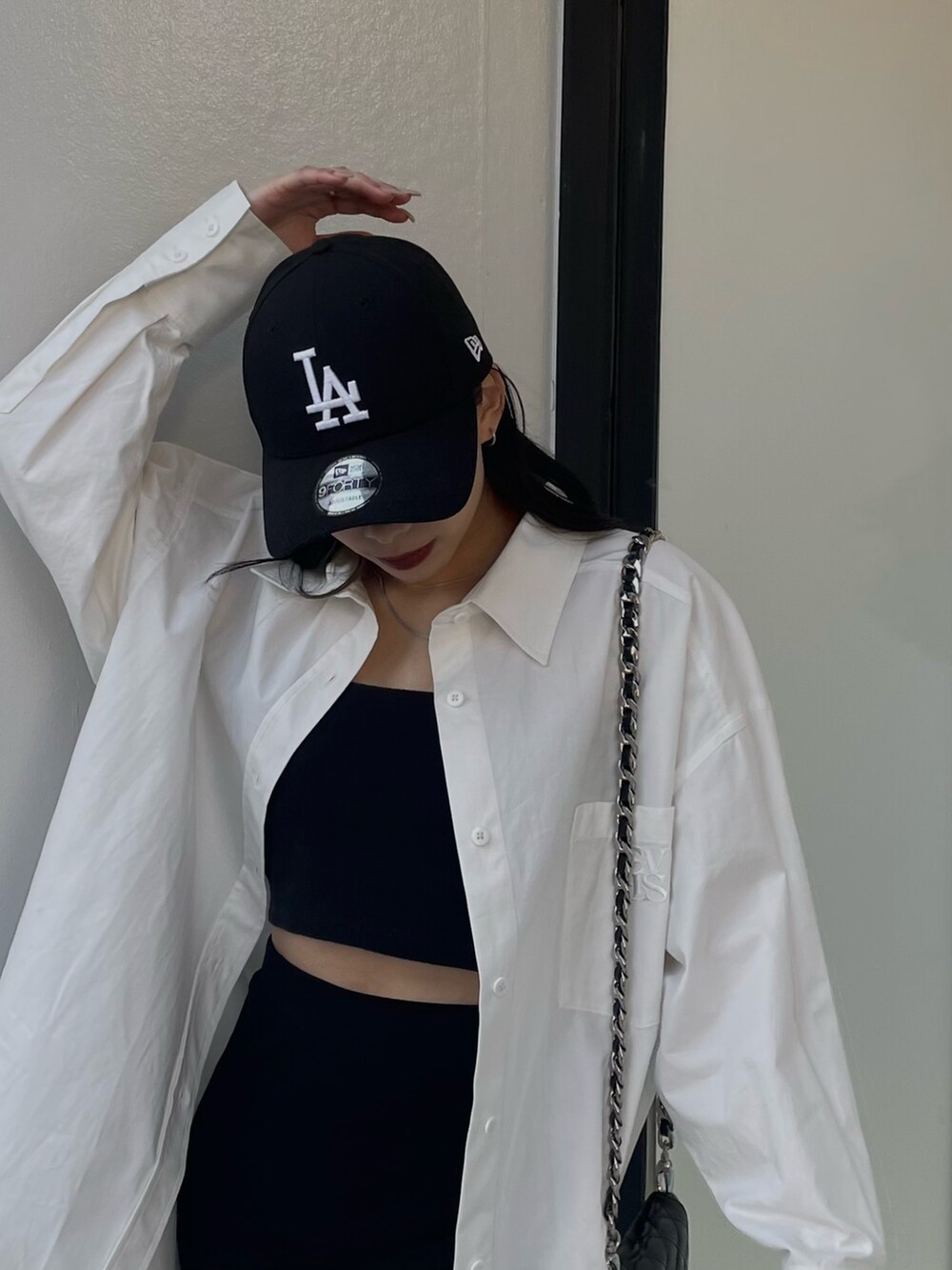 ホワイト系のシャツ/ブラウスを着用したレディースの春コーディネートの3枚目の写真