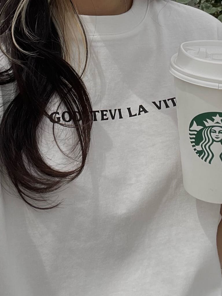 ブラック系のブーツ、ホワイト系のTシャツ/カットソーを着用したレディースの夏コーディネートの5枚目の写真