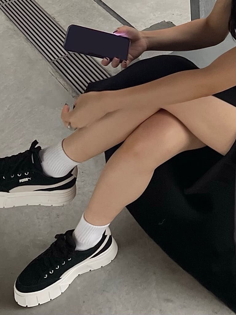 ブラック系のスカート、ブラック系のスニーカーを着用したレディースの夏コーディネートの4枚目の写真