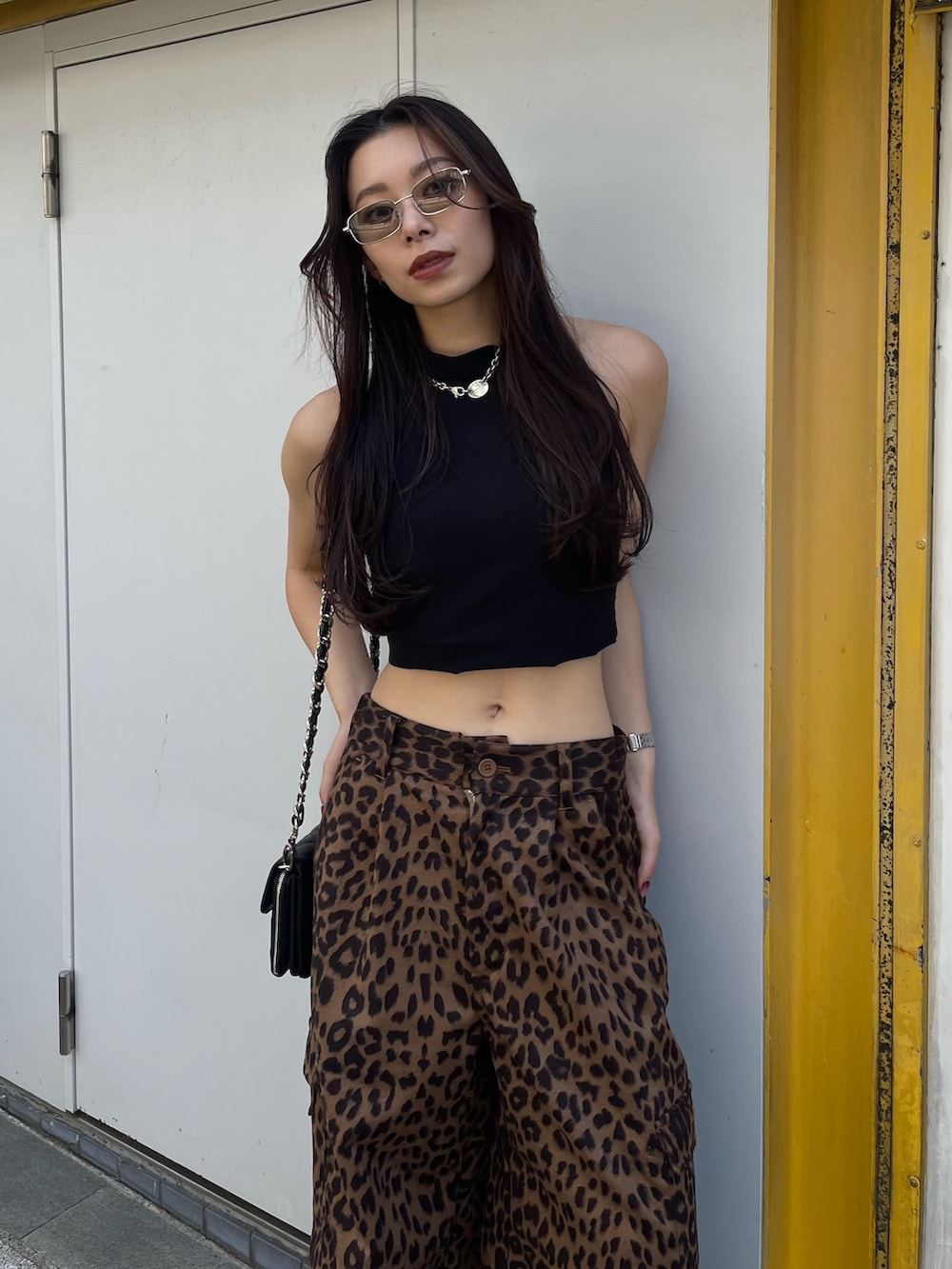 ブラック系のTシャツ/カットソー、その他のその他パンツを着用したレディースの夏コーディネートの2枚目の写真