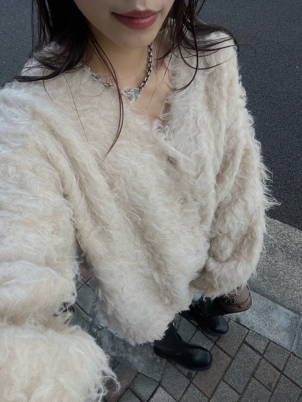 ブラック系のブーツ、ホワイト系のカーディガン/ボレロを着用したレディースの秋コーディネートの4枚目の写真