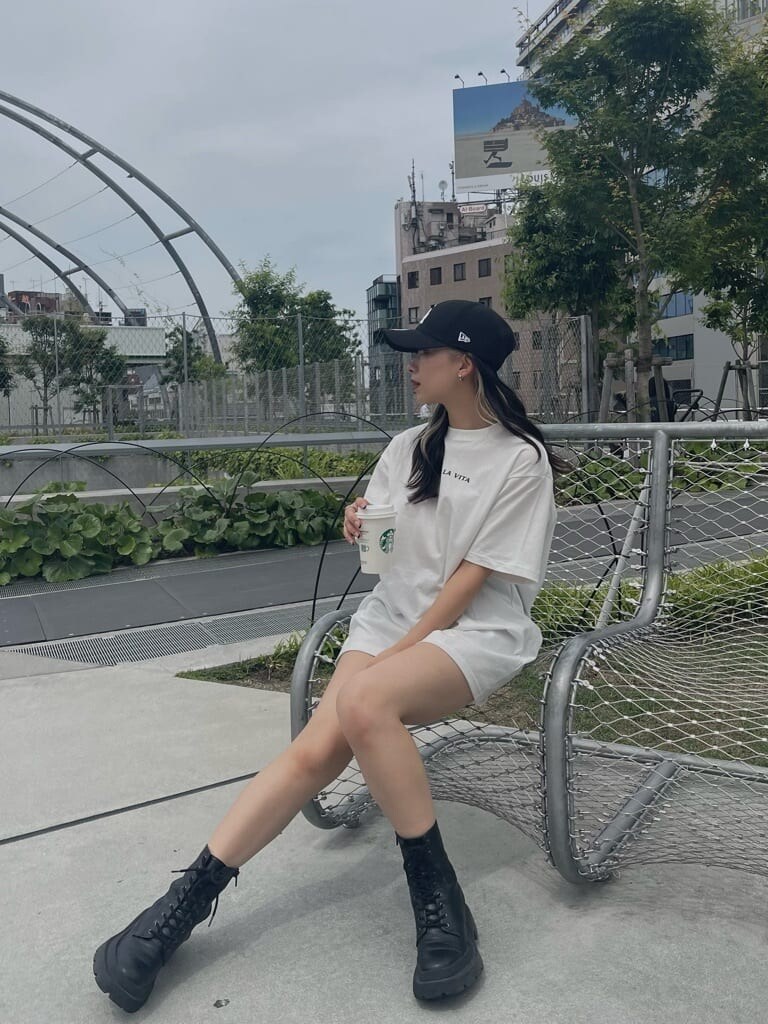 ブラック系のブーツ、ホワイト系のTシャツ/カットソーを着用したレディースの夏コーディネートの2枚目の写真