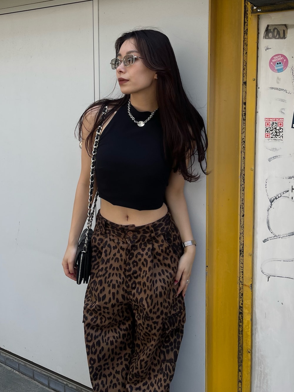 ブラック系のTシャツ/カットソー、その他のその他パンツを着用したレディースの夏コーディネートの3枚目の写真