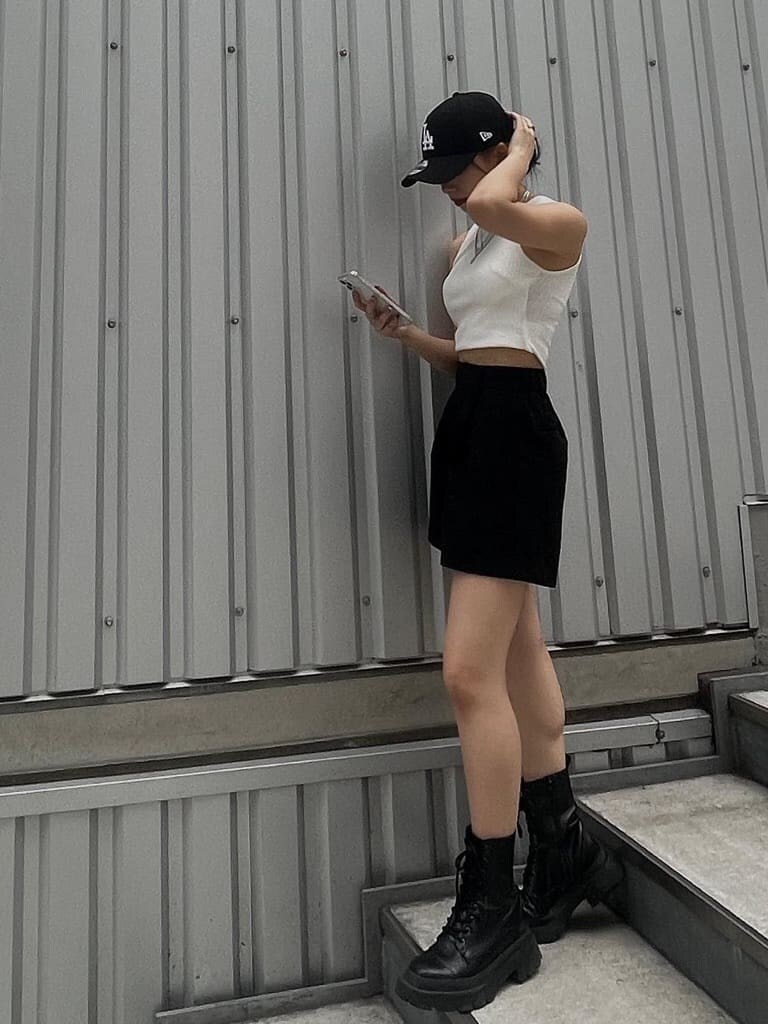 ブラック系のその他パンツ、ホワイト系のタンクトップ、ブラック系のブーツを着用したレディースの夏コーディネートの3枚目の写真