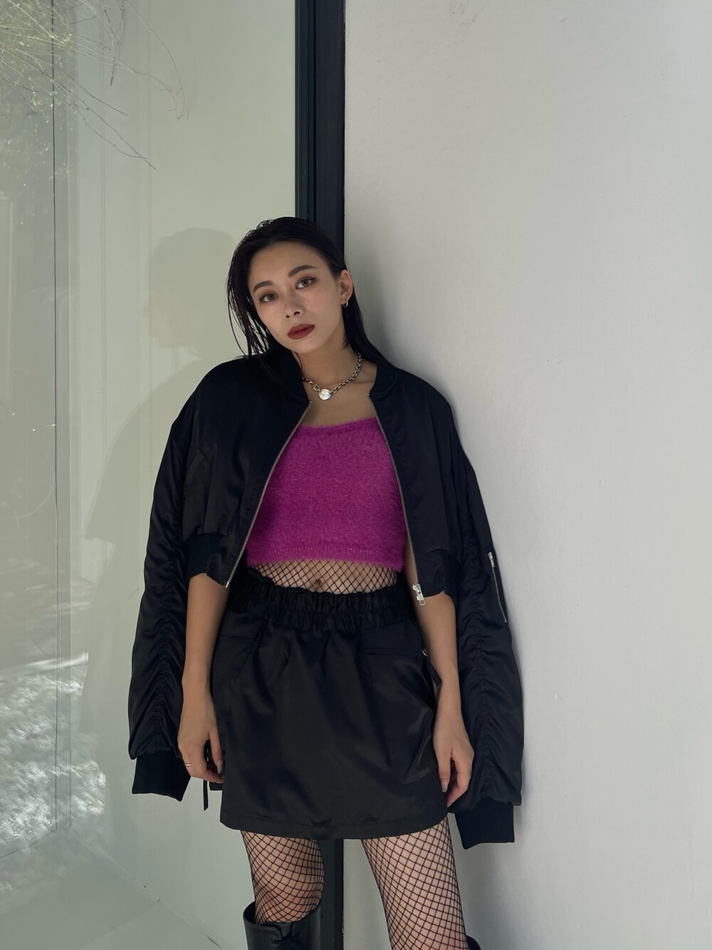 ブラック系のMA-1、ブラック系のスカートを着用したレディースの秋コーディネートの3枚目の写真