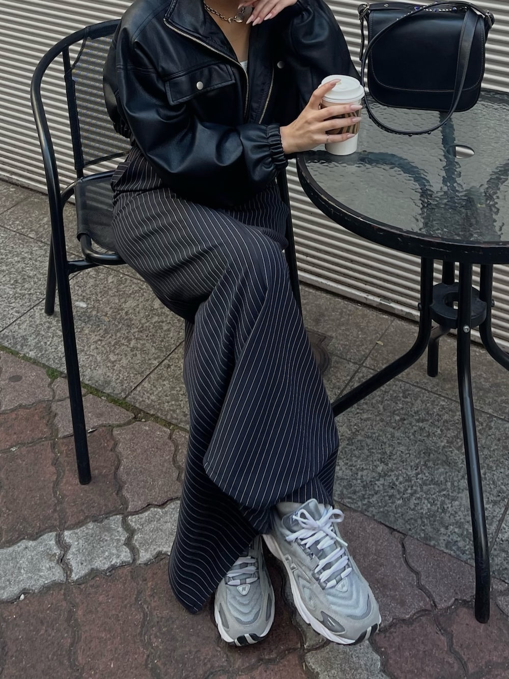 ブラック系のブルゾン、ブラック系のスカートを着用したレディースの冬コーディネートの2枚目の写真