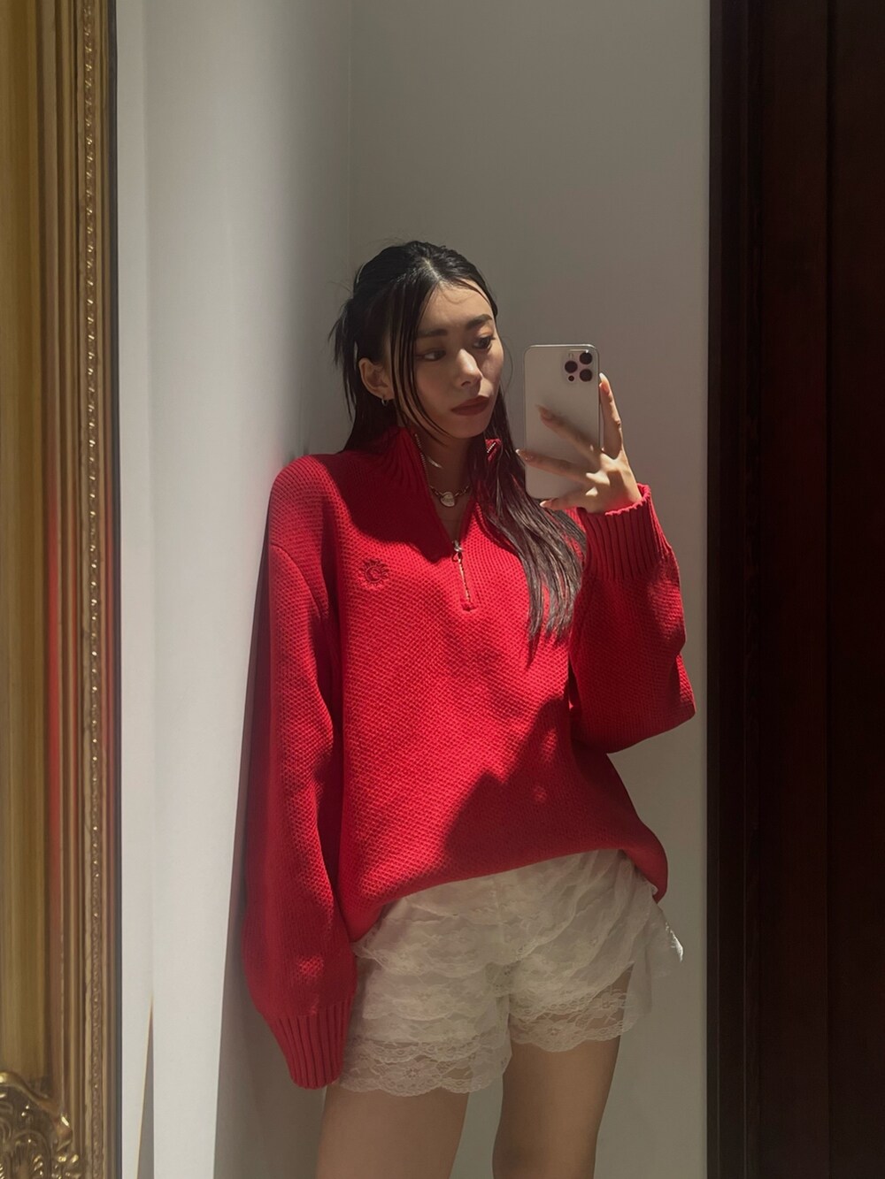 レッド系のニット/セーターを着用したレディースの夏コーディネートの3枚目の写真