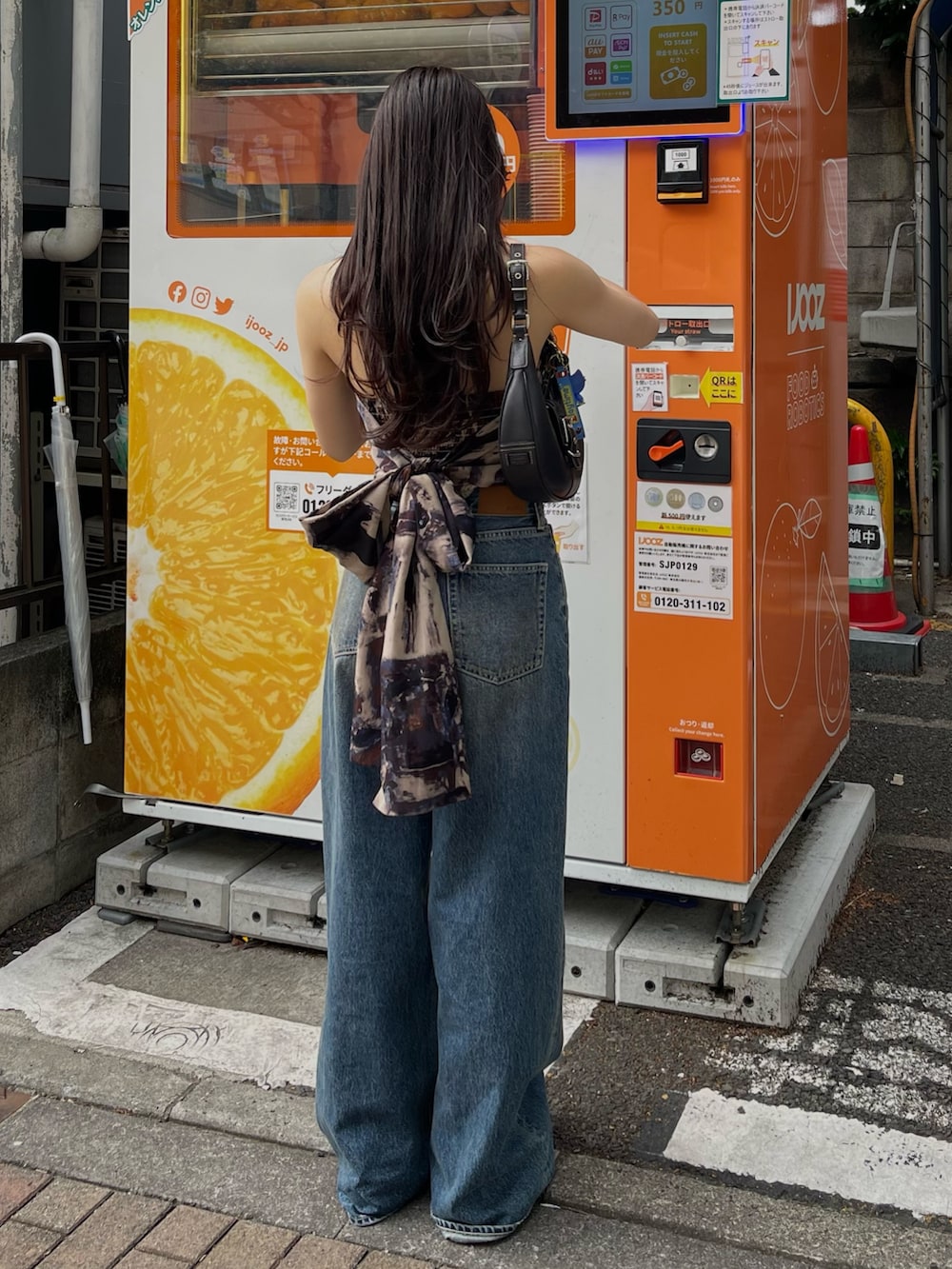 ブルー系のTシャツ/カットソー、ブルー系のデニムパンツを着用したレディースの夏コーディネートの4枚目の写真