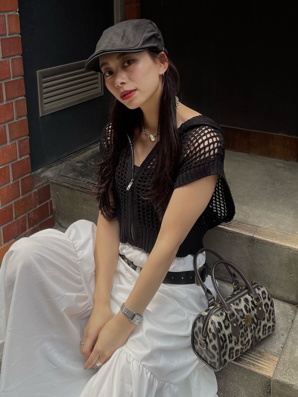 ブラック系のニット/セーター、その他のショルダーバッグ、ブラック系のブーツを着用したレディースの春コーディネートの3枚目の写真