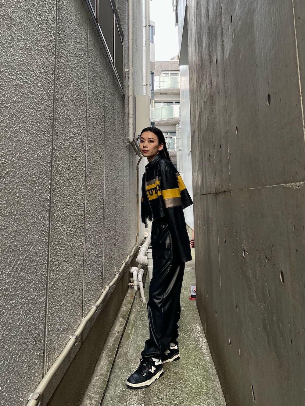 ブラック系のブルゾン、ブラック系のその他パンツを着用したレディースの夏コーディネートの4枚目の写真