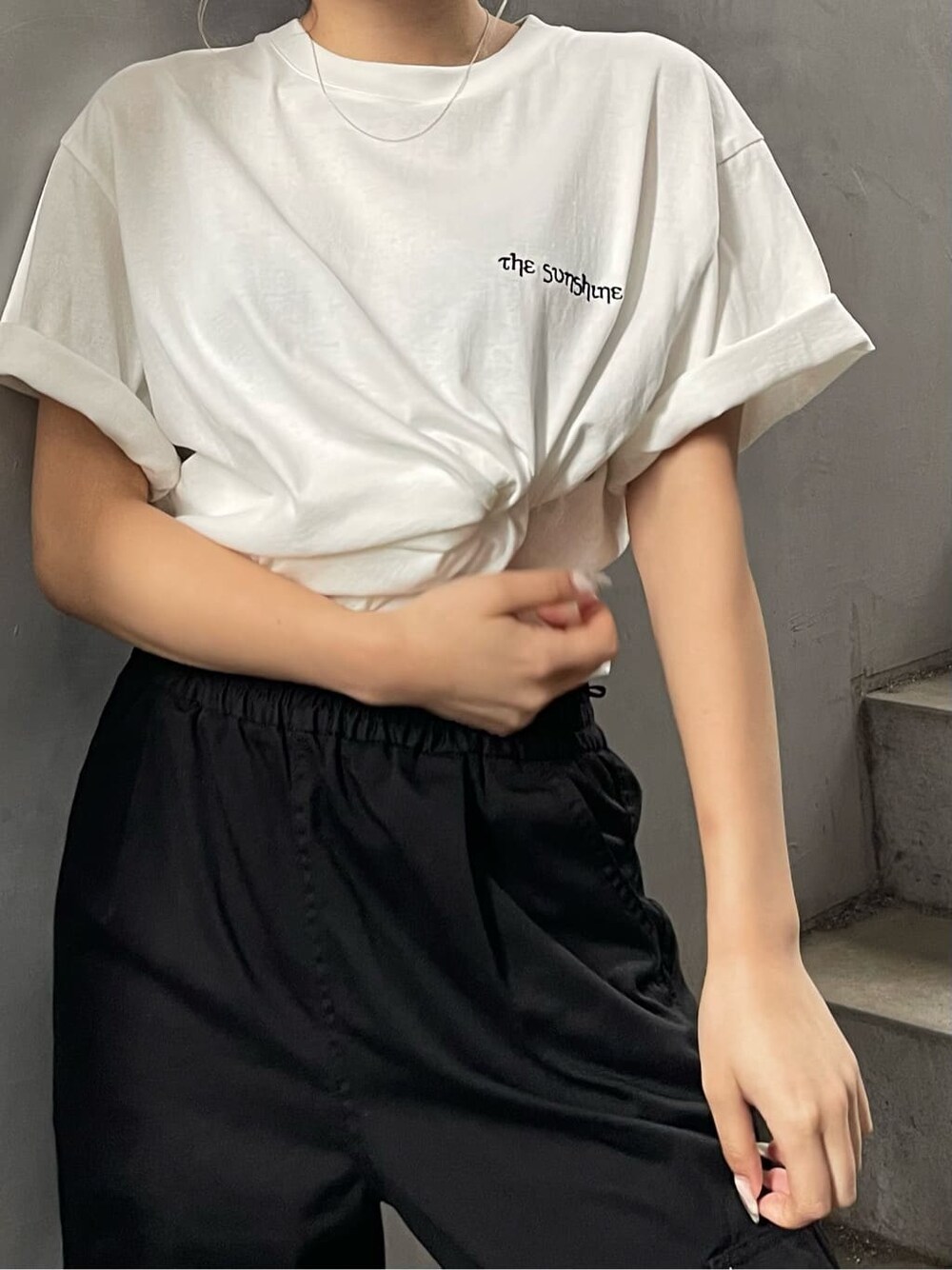 ブラック系のショルダーバッグ、ホワイト系のTシャツ/カットソーを着用したレディースの春コーディネートの4枚目の写真