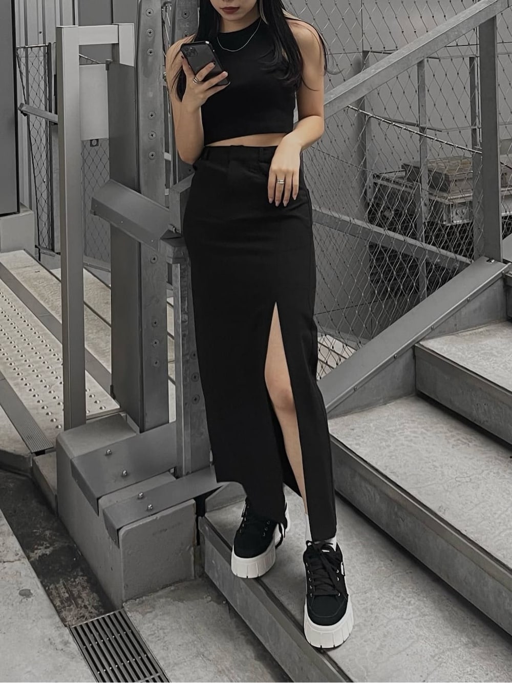 ブラック系のスカート、ブラック系のスニーカーを着用したレディースの夏コーディネートの2枚目の写真