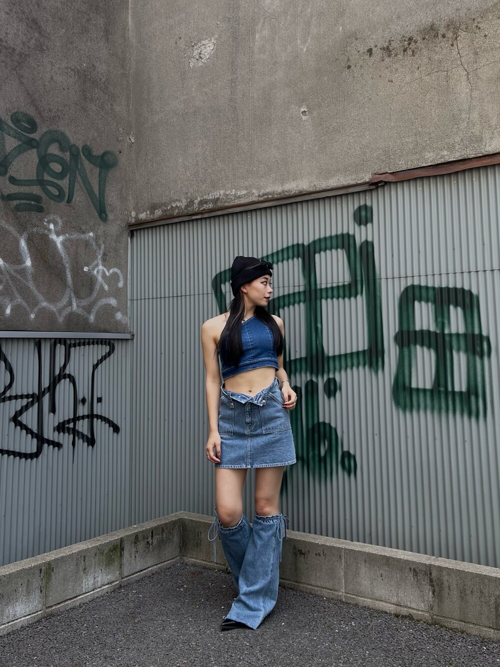 ブルー系のキャミソール、ブルー系のデニムスカートを着用したレディースの夏コーディネートの2枚目の写真