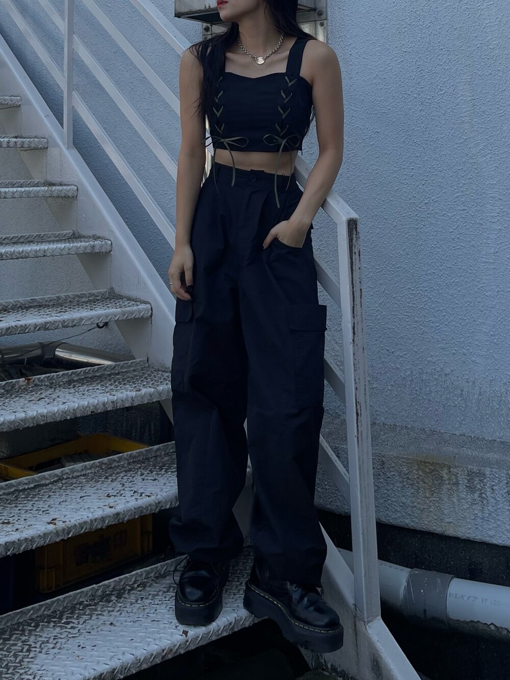 ブラック系のキャミソール、ブラック系のカーゴパンツを着用したレディースの夏コーディネートの4枚目の写真