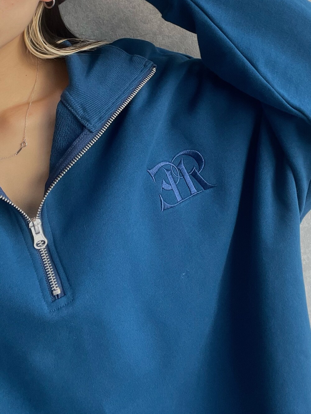 ブラック系のブルゾン、ブラック系のボディバッグ/ウエストポーチ、ブルー系のスウェットを着用したレディースの秋コーディネートの7枚目の写真