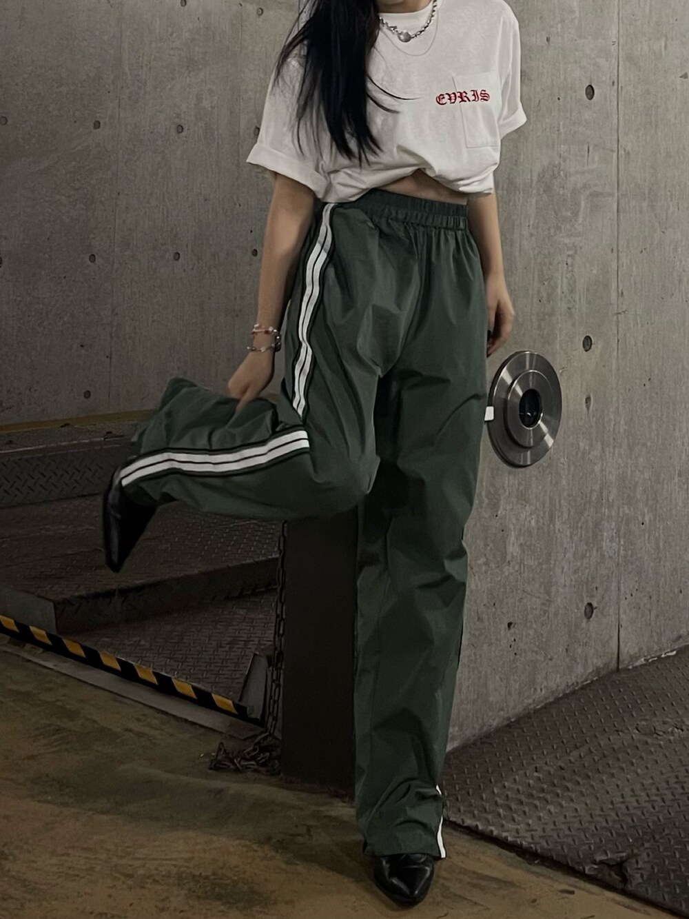 ホワイト系のTシャツ/カットソー、グリーン系のその他パンツを着用したレディースの夏コーディネートの3枚目の写真