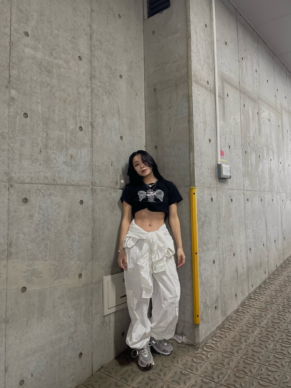 「Tシャツ、キティーちゃん、キティ、ハローキティ、ジャンプスーツ、オールインワン、低身長、低身長コーデ、低身長女子、EVRIS 」｜「EVRISの【ハローキティコラボ】ラインストーンショートTシャツ（Tシャツ/カットソー、ブラック系）」を使った、越後 穂乃香さん（レディース・150cm）の春コーディネートの2枚目の写真
