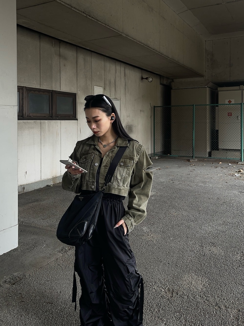 グリーン系のデニムジャケット、ブラック系のつなぎ/オールインワンを着用したレディースの春コーディネートの3枚目の写真