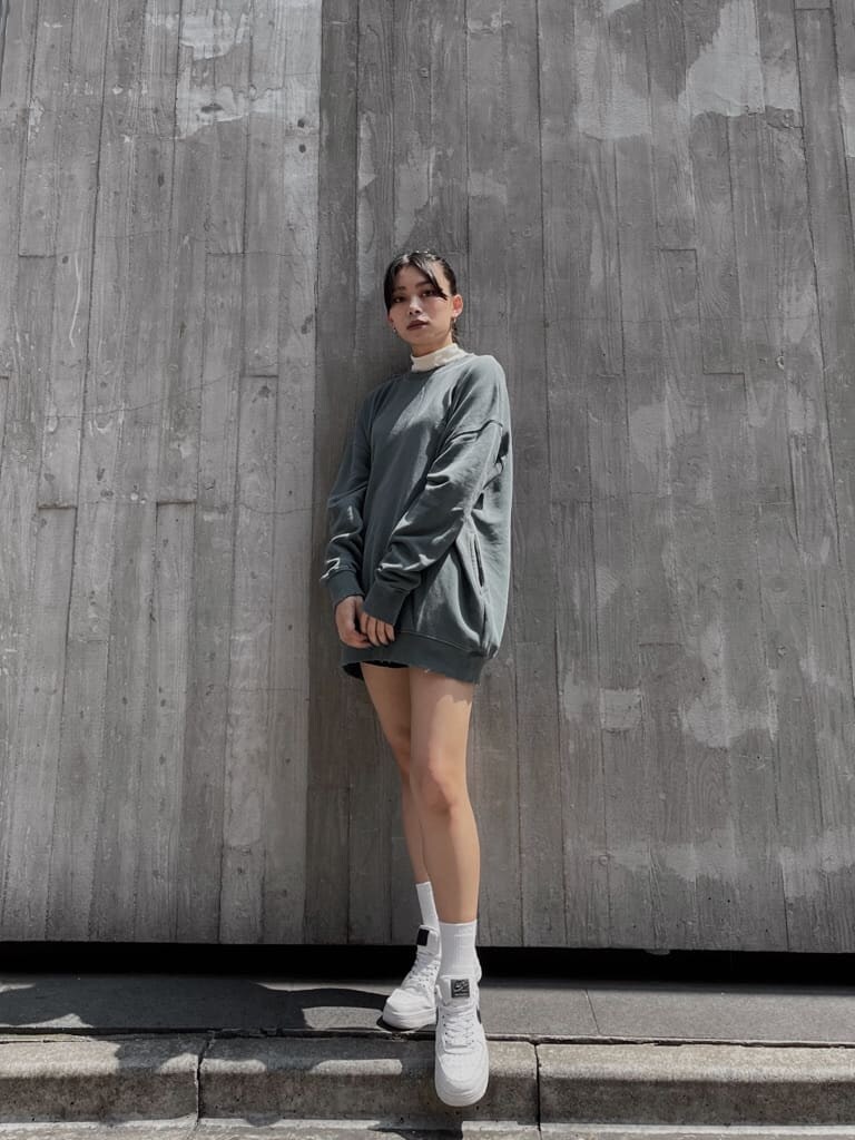 グリーン系のスウェット、ブラック系のその他パンツ、ホワイト系のTシャツ/カットソーを着用したレディースの夏コーディネートの3枚目の写真