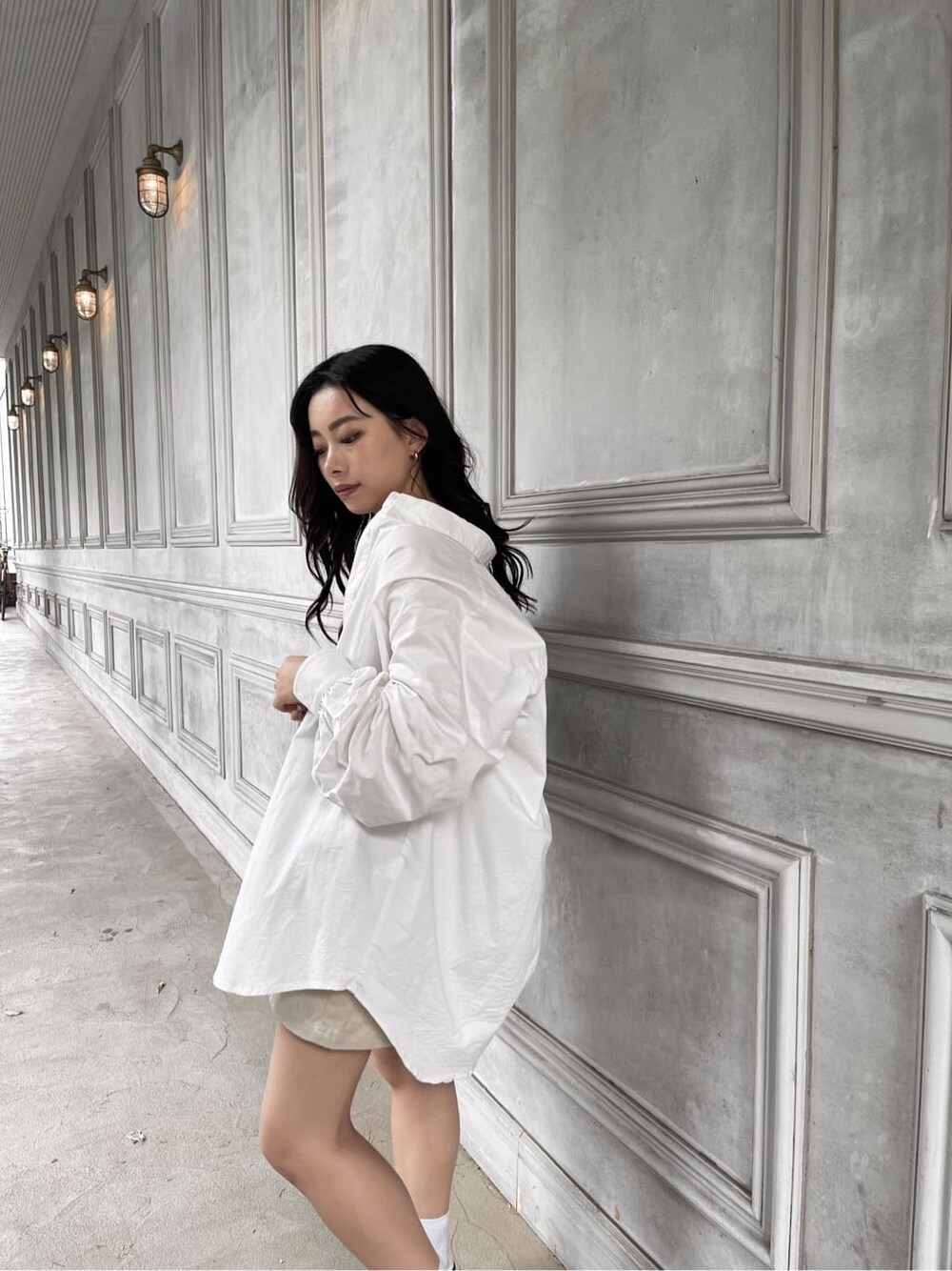 ホワイト系のシャツ/ブラウス、ブラック系のベルトを着用したレディースの夏コーディネートの4枚目の写真