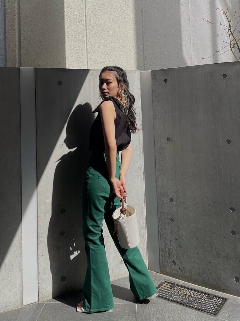 ブラック系のシャツ/ブラウス、ホワイト系のショルダーバッグ、グリーン系のデニムパンツを着用したレディースの春コーディネートの3枚目の写真