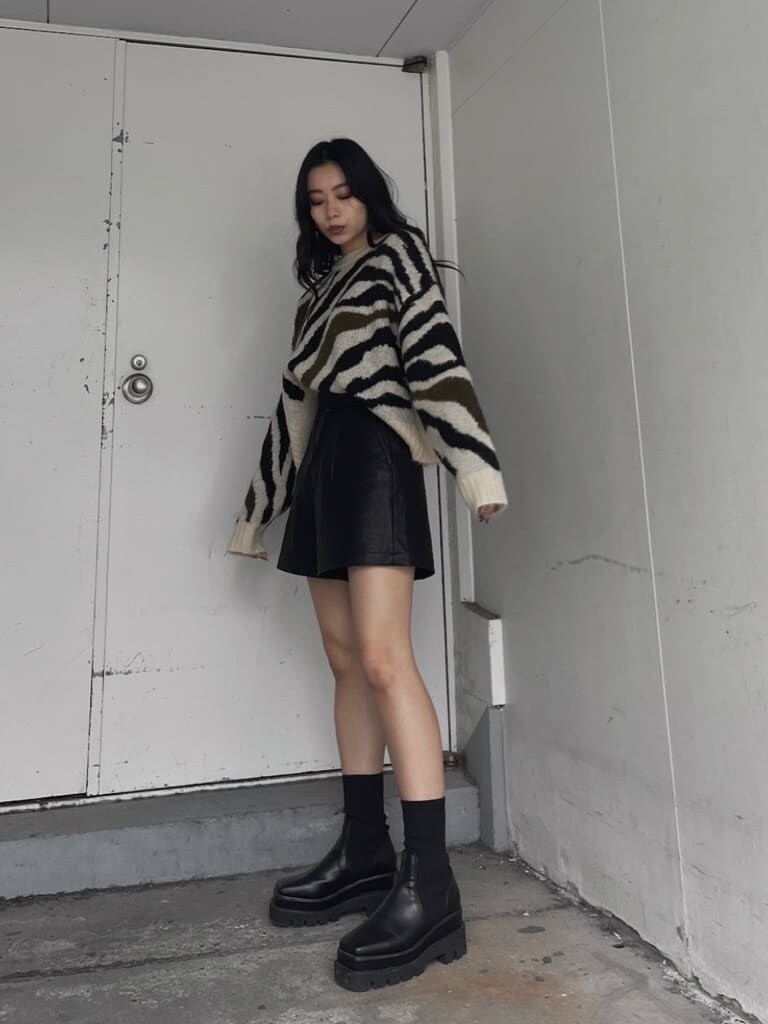 ブラック系のその他パンツを着用したレディースの秋コーディネートの3枚目の写真