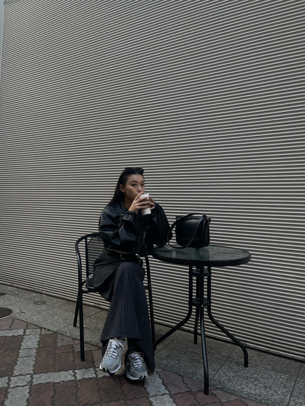 ブラック系のブルゾン、ブラック系のスカートを着用したレディースの冬コーディネートの3枚目の写真