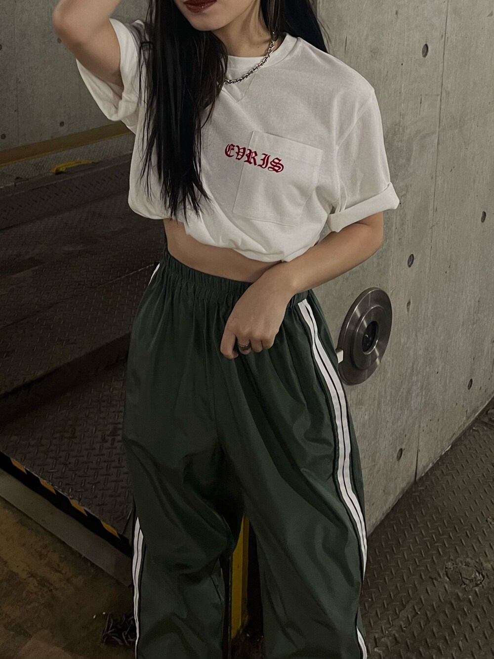 ホワイト系のTシャツ/カットソー、グリーン系のその他パンツを着用したレディースの夏コーディネートの5枚目の写真