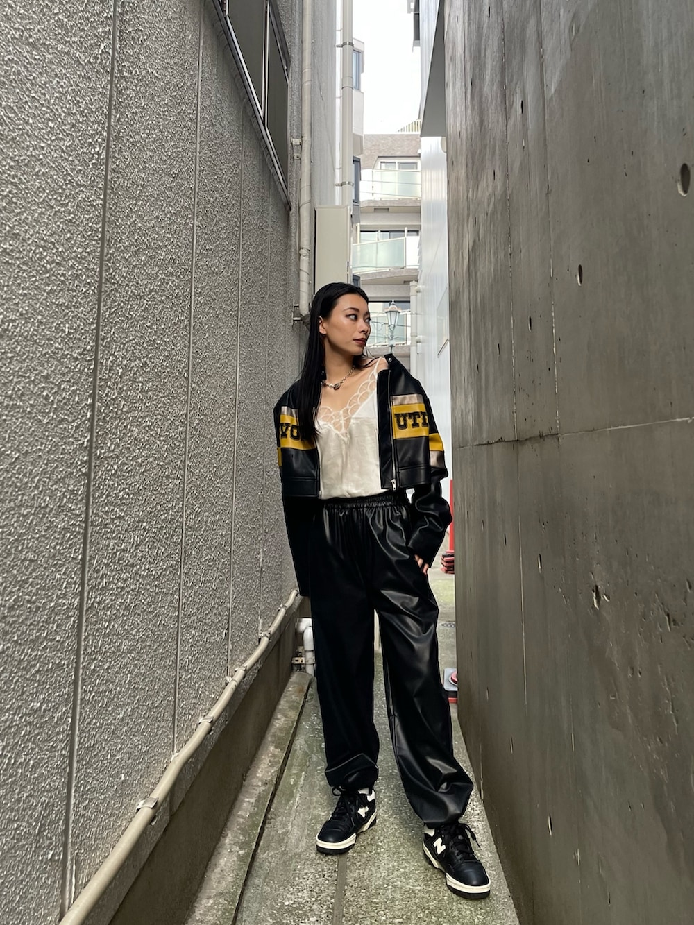 ブラック系のブルゾン、ブラック系のその他パンツを着用したレディースの夏コーディネートの3枚目の写真