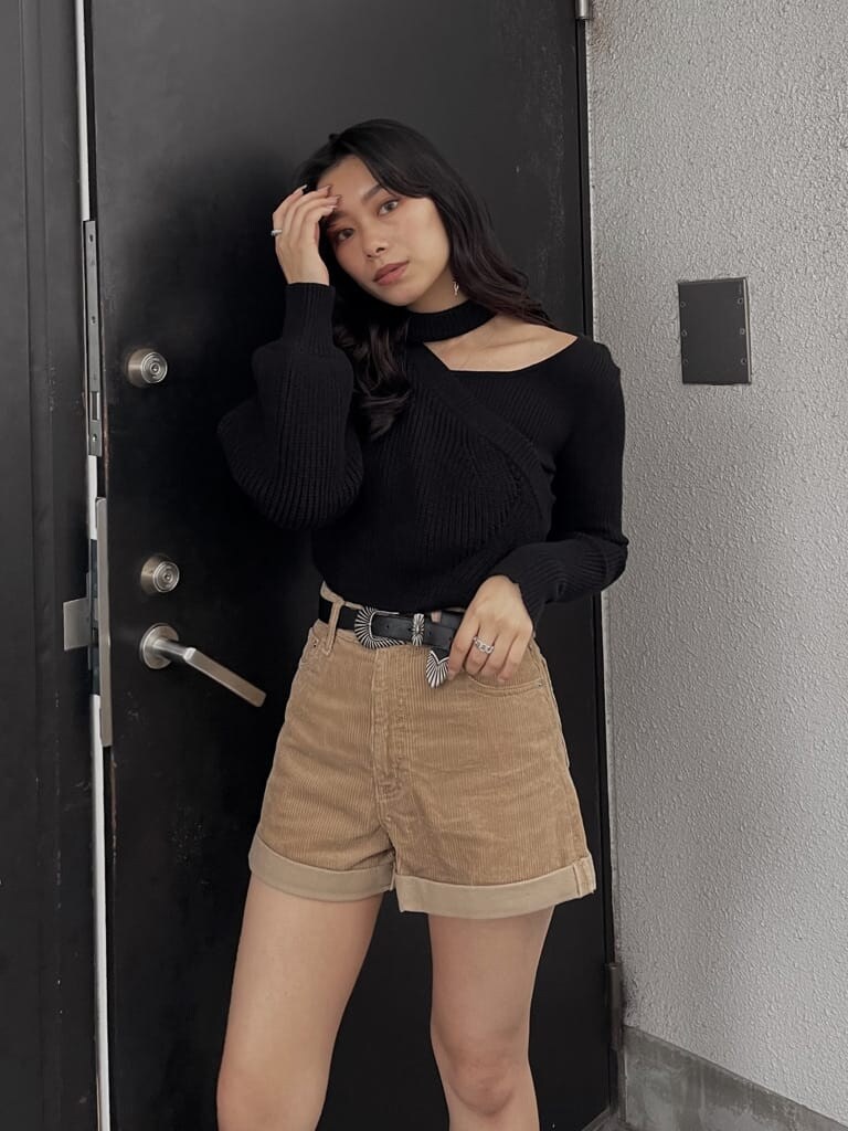 ブラック系のその他パンツ、ブラック系のニット/セーター、ブラック系のベルトを着用したレディースの秋コーディネートの2枚目の写真