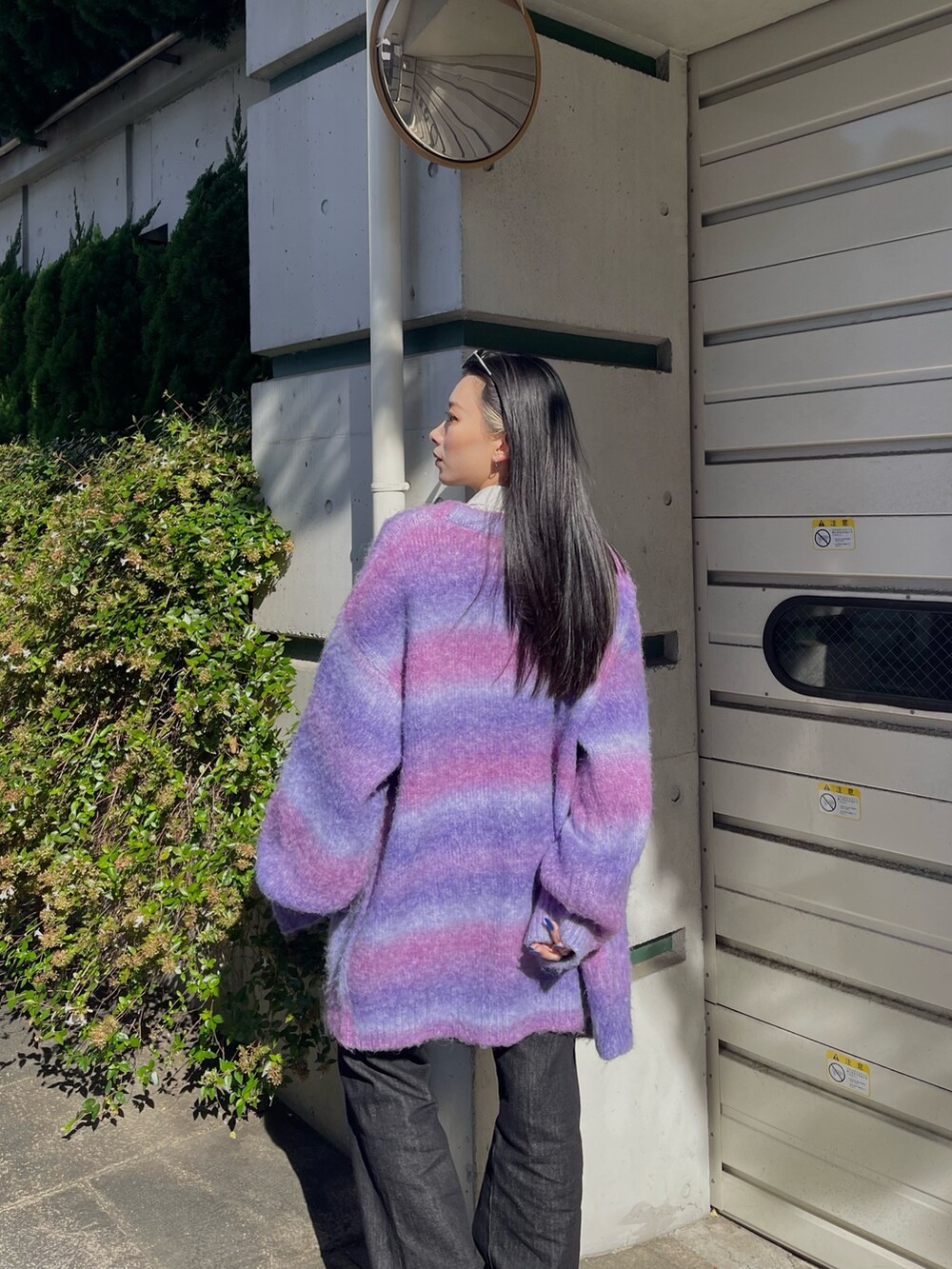 ホワイト系のシャツ/ブラウス、パープル系のカーディガン/ボレロ、ホワイト系のブーツを着用したレディースの秋コーディネートの3枚目の写真