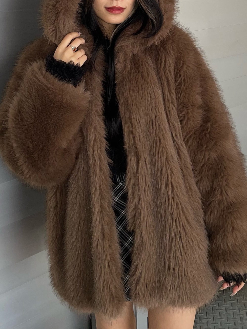 ブラウン系のブルゾン、ブラック系のニット/セーター、ブラック系のスカートを着用したレディースの秋コーディネートの4枚目の写真