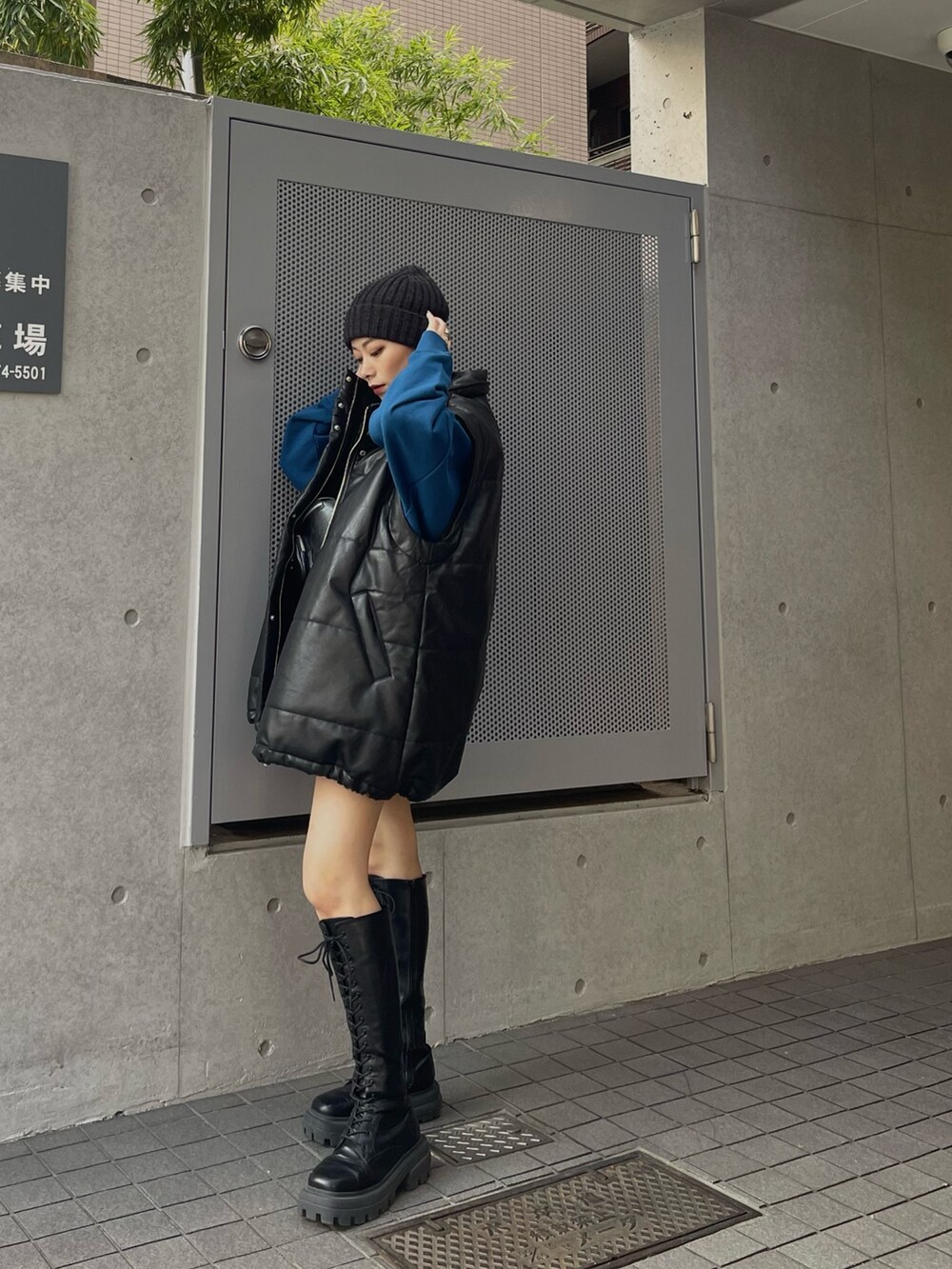 ブラック系のブルゾン、ブラック系のボディバッグ/ウエストポーチ、ブルー系のスウェットを着用したレディースの秋コーディネートの2枚目の写真