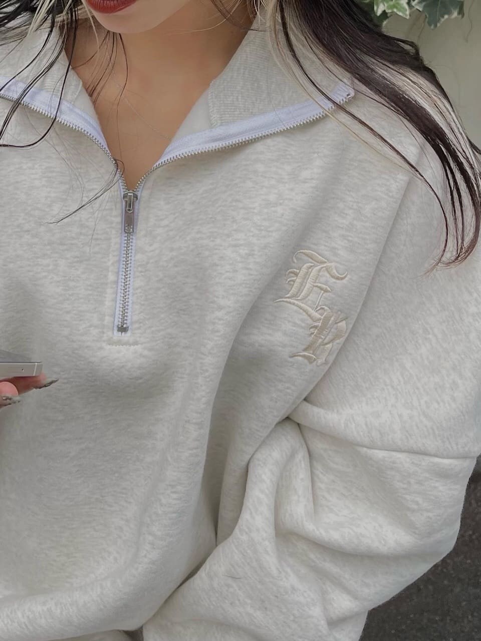 ホワイト系のスウェットを着用したレディースの秋コーディネートの6枚目の写真