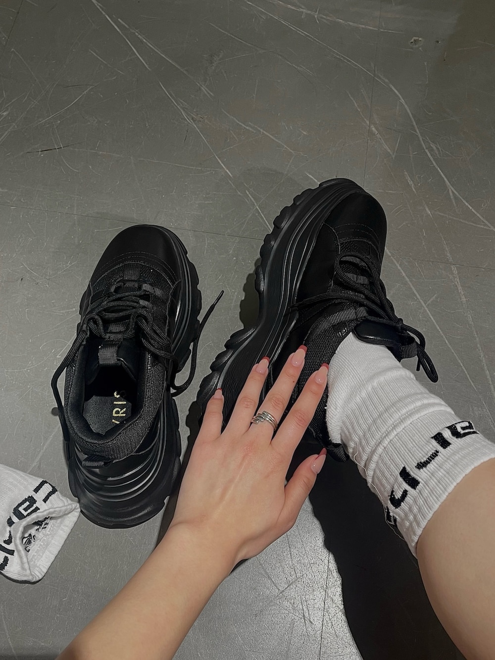 ホワイト系のTシャツ/カットソー、ブラック系のその他パンツ、ブラック系のスニーカーを着用したレディースの春コーディネートの7枚目の写真