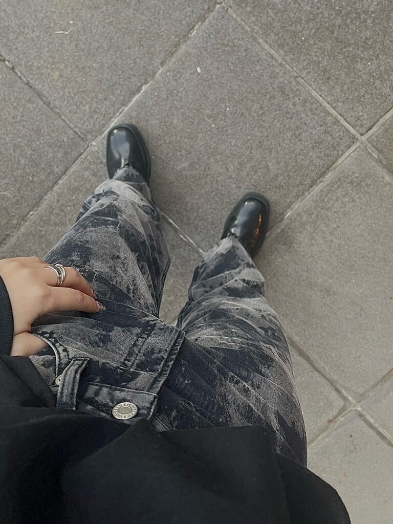 ブラック系のデニムパンツ、ブラック系のブーツ、ブラック系のTシャツ/カットソーを着用したレディースの冬コーディネートの6枚目の写真