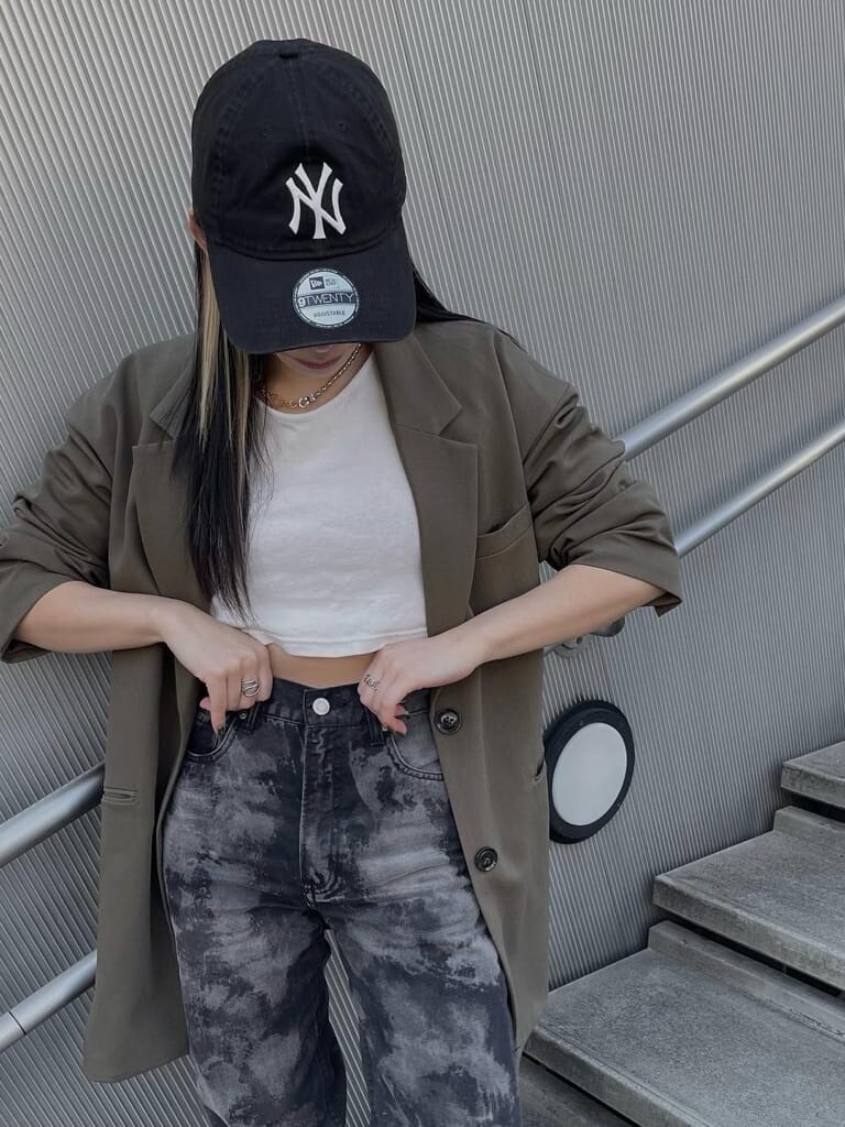 ブラック系のボストンバッグ、ブラック系のデニムパンツを着用したレディースの春コーディネートの4枚目の写真