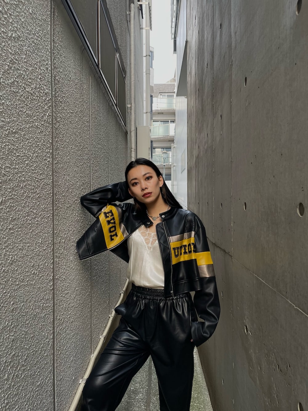 ブラック系のブルゾン、ブラック系のその他パンツを着用したレディースの夏コーディネートの5枚目の写真