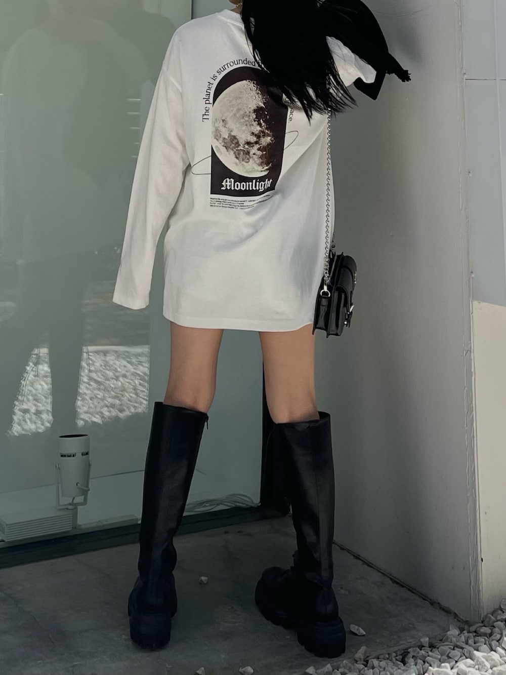 ホワイト系のTシャツ/カットソー、ブラック系のベスト、ブラック系のブーツを着用したレディースの夏コーディネートの3枚目の写真